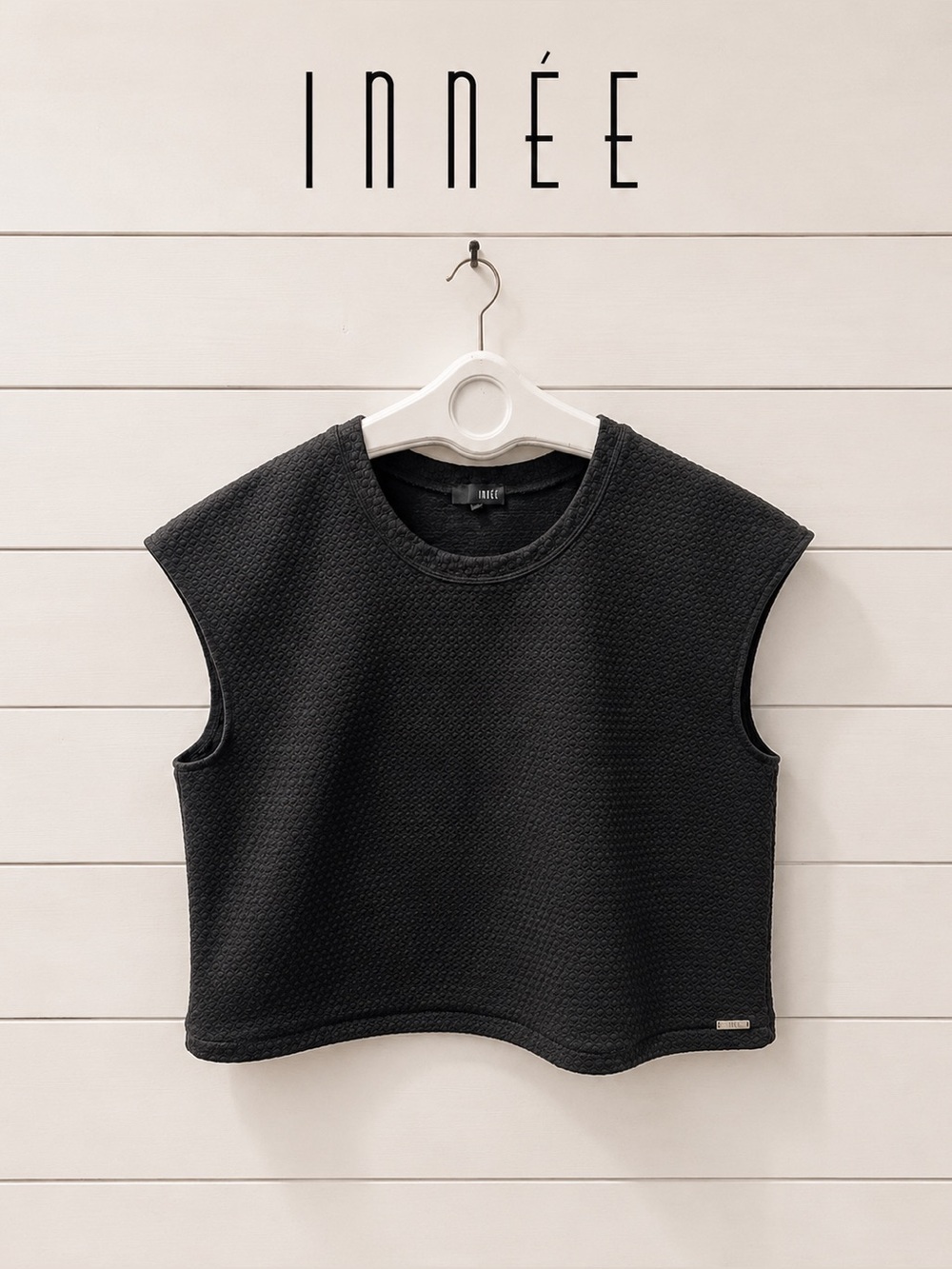 INNÉE 3x Black sleeveless top with a subtle honeycomb